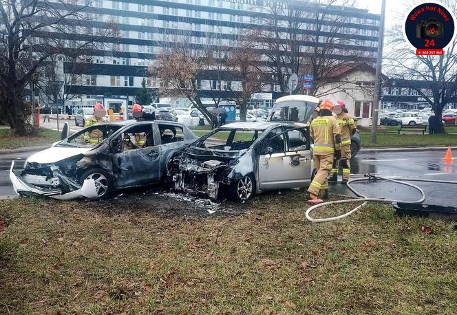 Warszawa, Ochota. Dwa auta doszczętnie spłonęły! Dramatyczna akcja strażaków