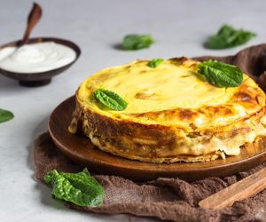 Naleśniki przekładam aromatycznym mięsnym farszem. Ta znakomita zapiekanka to genialny pomysł na obiad 