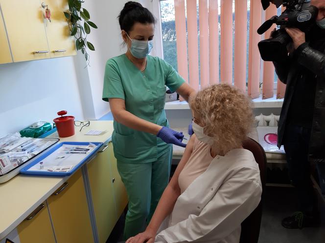 Maria Grzeczna, naczelna pielęgniarka USK, drugą zaszczepioną osobą w Opolu