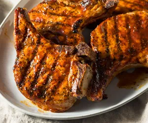 Grillowane kotlety schabowe. Zrób marynatę z whiskey i miodem, a zapomnisz o innej