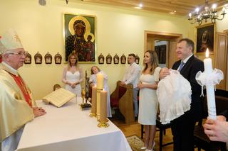 Jacek Kurski ochrzcił córkę w Częstochowie. Zdjęcia z uroczystości.