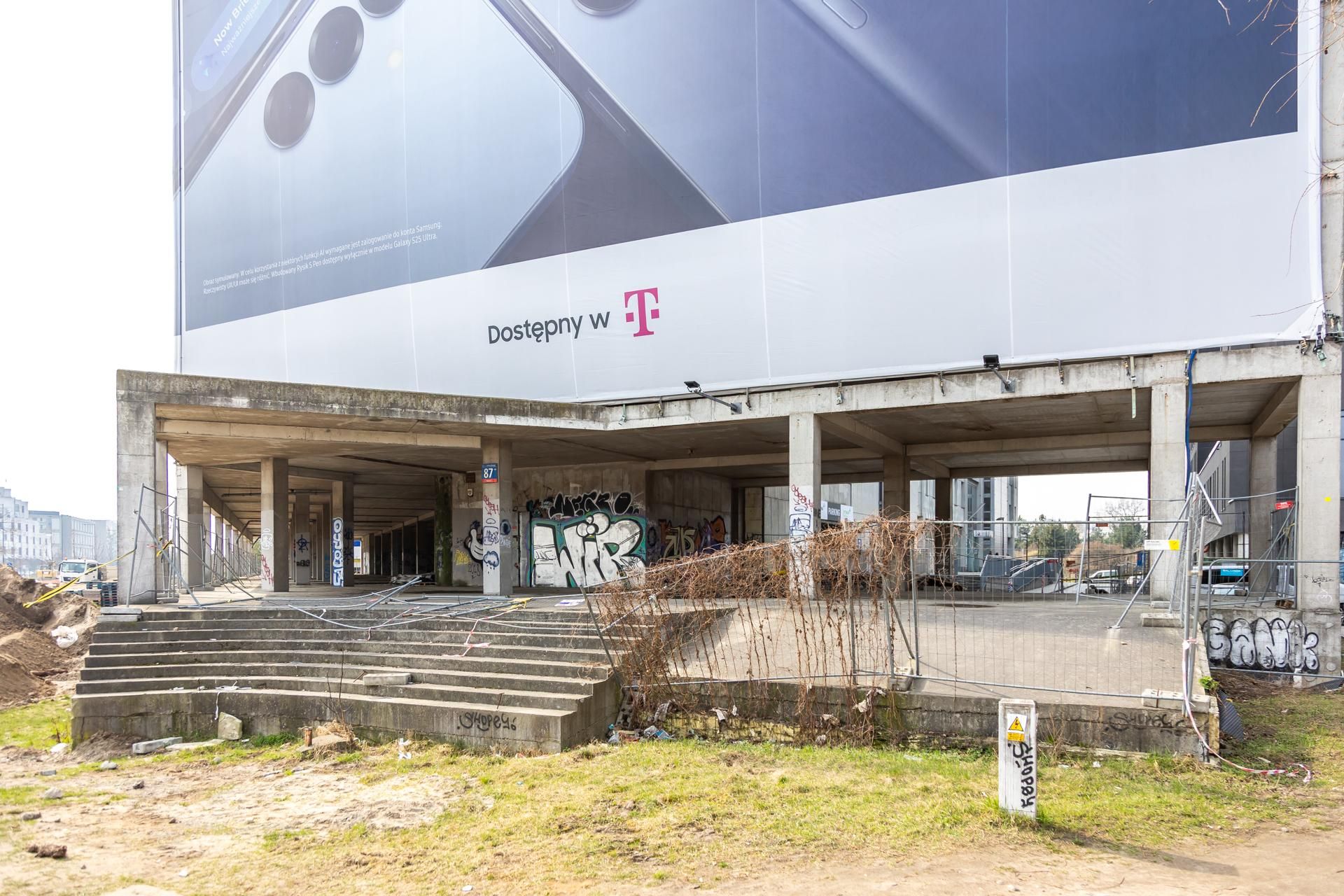 Szkieletor na rogu ulic Sobieskiego i Sikorskiego w Warszawie