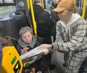 W gorzowskich autobusach elektrycznych przedstawiciele miasta rozdawali kubki i kalendarze