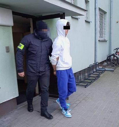 Próbowali wyłudzić od seniorów ponad 300 tys. zł. Dwóch 20-latków odpowie za oszustwa metodą „na policjanta”