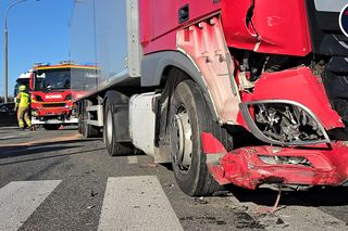 Osobówka zderzyła się z samochodem ciężarowym. 9-letni chłopczyk trafił do szpitala. „Trwają czynności”