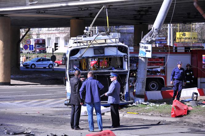 GDYNIA - ZDJĘCIA: Zderzenie TIRA z TROLEJBUSEM. 1 osoba NIE ŻYJE, 11 jest RANNYCH