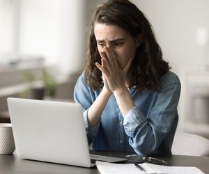Jak radzić sobie z wojennymi wiadomościami? Ekspertka mówi, jak się bronić przed lękiem