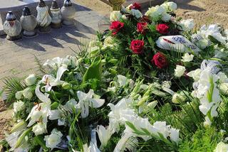 Karol, który zginął w Wabczu, spoczął na cmentarzu w Chełmnie. Grób utonął w białych kwiatach