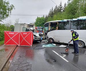 Wypadek śmiertelny pod Krakowem. Autokar zderzył się z dostawczakiem