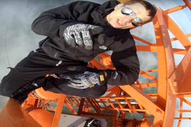 Polak wszedł na maszt radiowy o wysokości 363 metrów i stanął na rękach VIDEO 