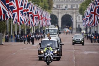Trumna z ciałem królowej Elżbiety wyruszy do Westminsteru. Pod pałacem tysiące osób 
