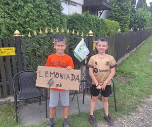 Dwóch młodych tarnogórzan dorabia w wakacje sprzedając lemoniadę