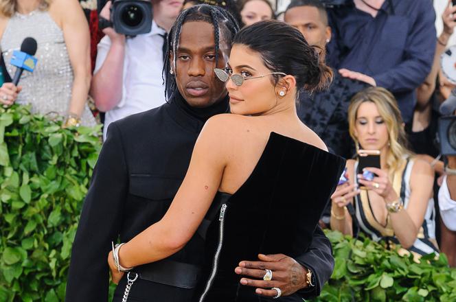 Kylie Jenner i Travis Scott zmienili imię synowi miesiąc po narodzinach. Czy w Polsce też tak można?