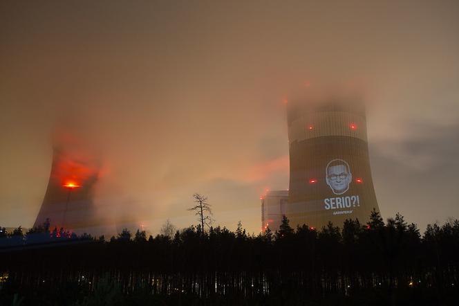 Greenpeace wyświetla portret premiera Morawieckiego na chłodni kominowej Elektrowni Bełchatów