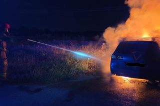 Ogień zaczął buchać z samochodu. Pilna akcja strażaków  