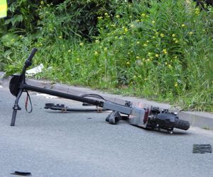 Pruszków. Przed szpitalem wpadł hulajnogą pod BMW. 21-latek w stanie krytycznym