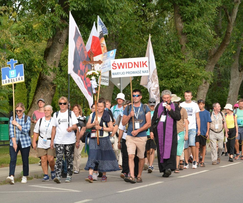 Jedna z grup pielgrzymkowych w drodze z Lublina na Jasną Górę