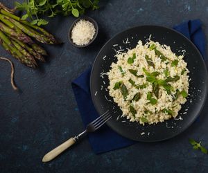 Kremowe risotto ze szparagami – prosty przepis na elegancki wiosenny hit!