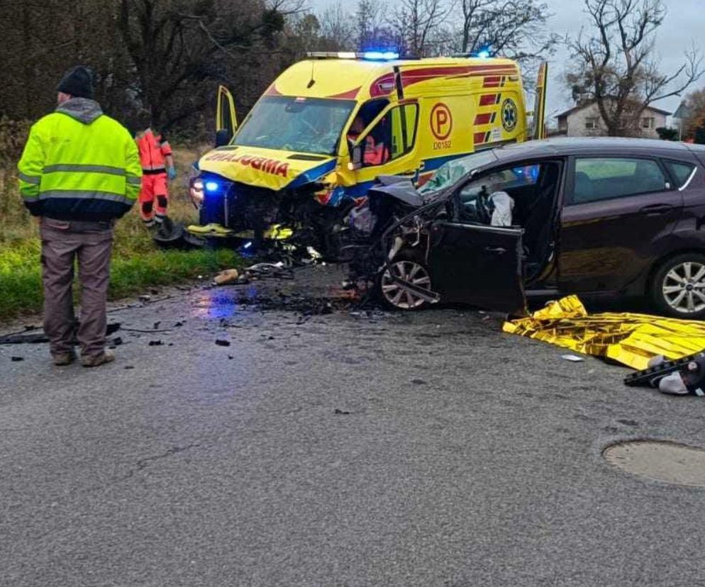 Tragiczny wypadek karetki koło Wrocławia. Nie żyje jedna osoba