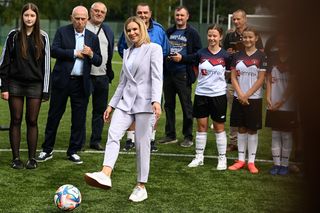 Marta Nawrocka wyszła na boisko i zaczęła kopać piłkę. Wyjątkowe słowa o futbolu kobiet! [ZDJĘCIA]
