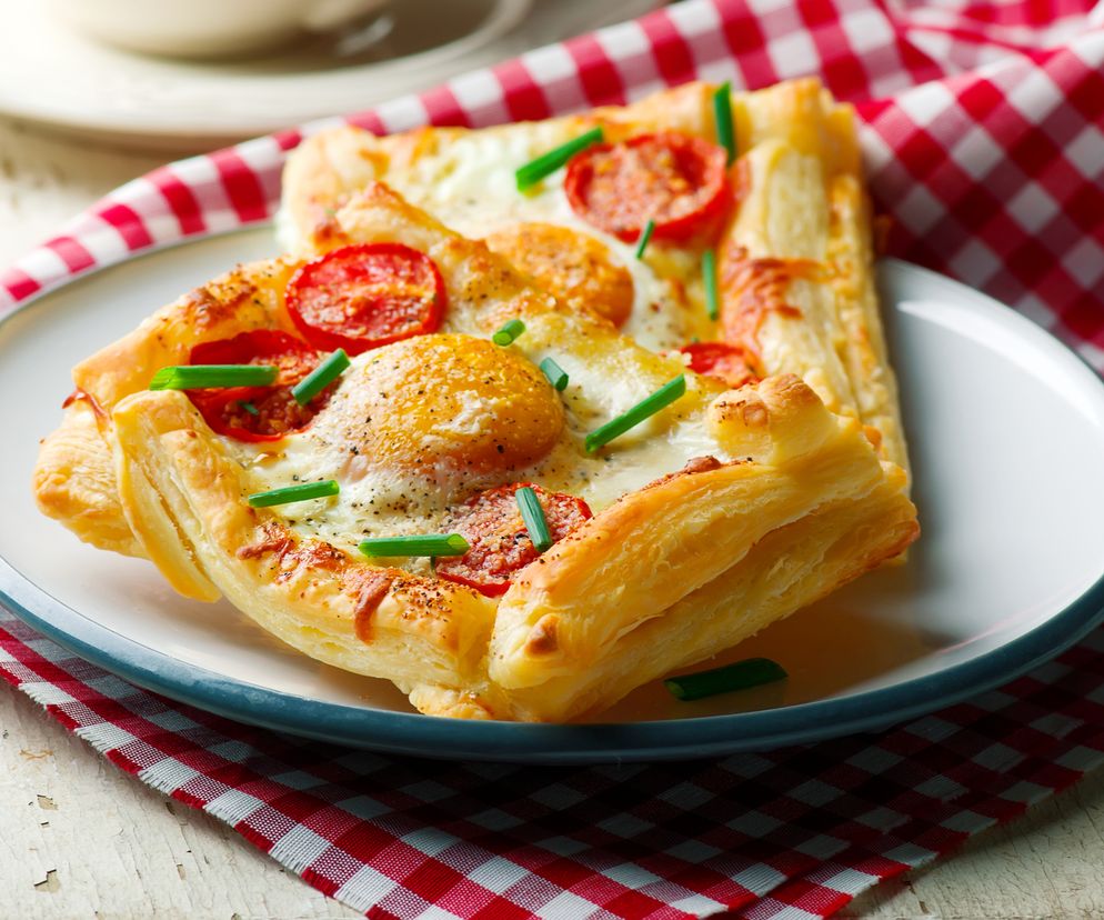 Ciasto francuskie z jajkiem sadzonym - pyszna tarta na niedzielne śniadanie