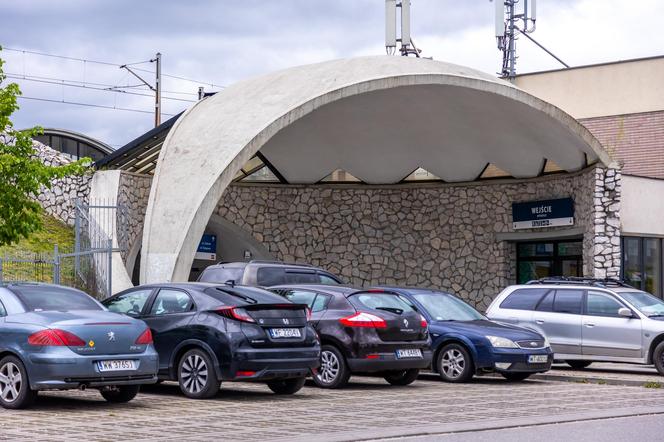 Warszawa Stadion PKP - zdjęcia stacji w kształcie łupiny orzecha