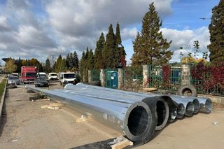 Remont starachowickiego stadionu trwa. Na plac budowy dotarły słupy oświetleniowe