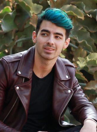 Joe Jonas w niebieskich włosach