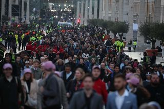 Rzesze wiernych przybywają na pogrzeb Franciszka. Wielkie tłumy w Watykanie 
