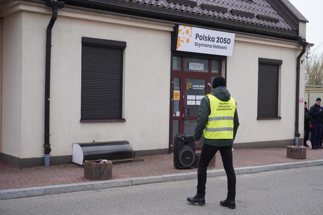 Protest rolników w Białymstoku. Siano i obornik przed biurem marszałka Hołowni