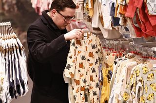 Minister wybrał się po ubranka dla synka