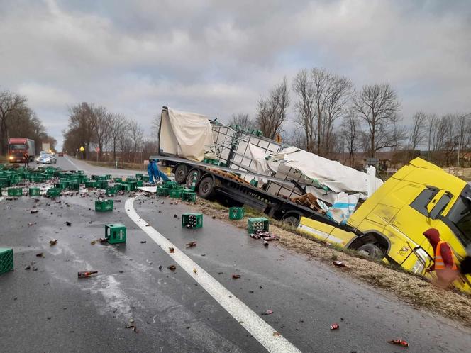 Wypadek ciężarówki z piwem na trasie Kielce - Busko-Zdrój