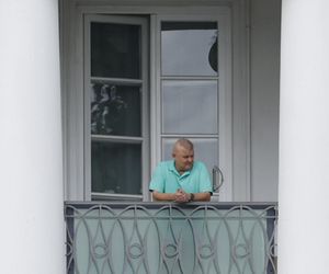 Rodzina Nawrockich przejęła Belweder: Kasia w kasku na hulajnodze, teściowe na balkonie