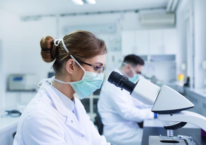 Sukces badaczy z MSWiA: opracowali test identyfikujący osoby narażone na ciężki przebieg COVID-19