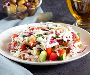 Sałatka bałkańska jak z wakacji! Sekret jej smaku tkwi w serze