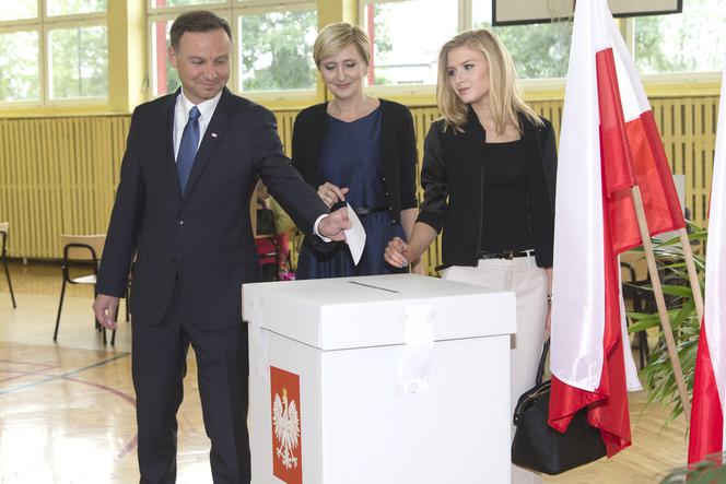 Andrzej Duda głosuje z rodziną