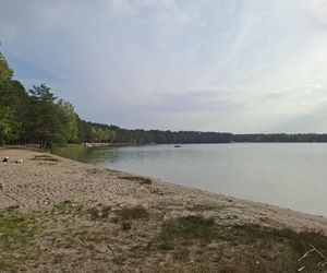 Spokojne wrześniowe popołudnie nad Jeziorem Bialskim w Białce