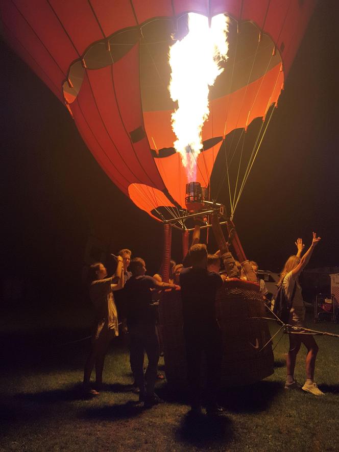 ​Nocny pokaz balonów na lotnisku w Lesznie. Wiatr był za mocny