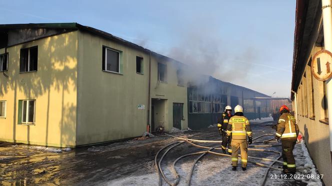 Pożar w fabryce materaców w Jaśle. "Dym widać z kilkunastu kilometrów"
