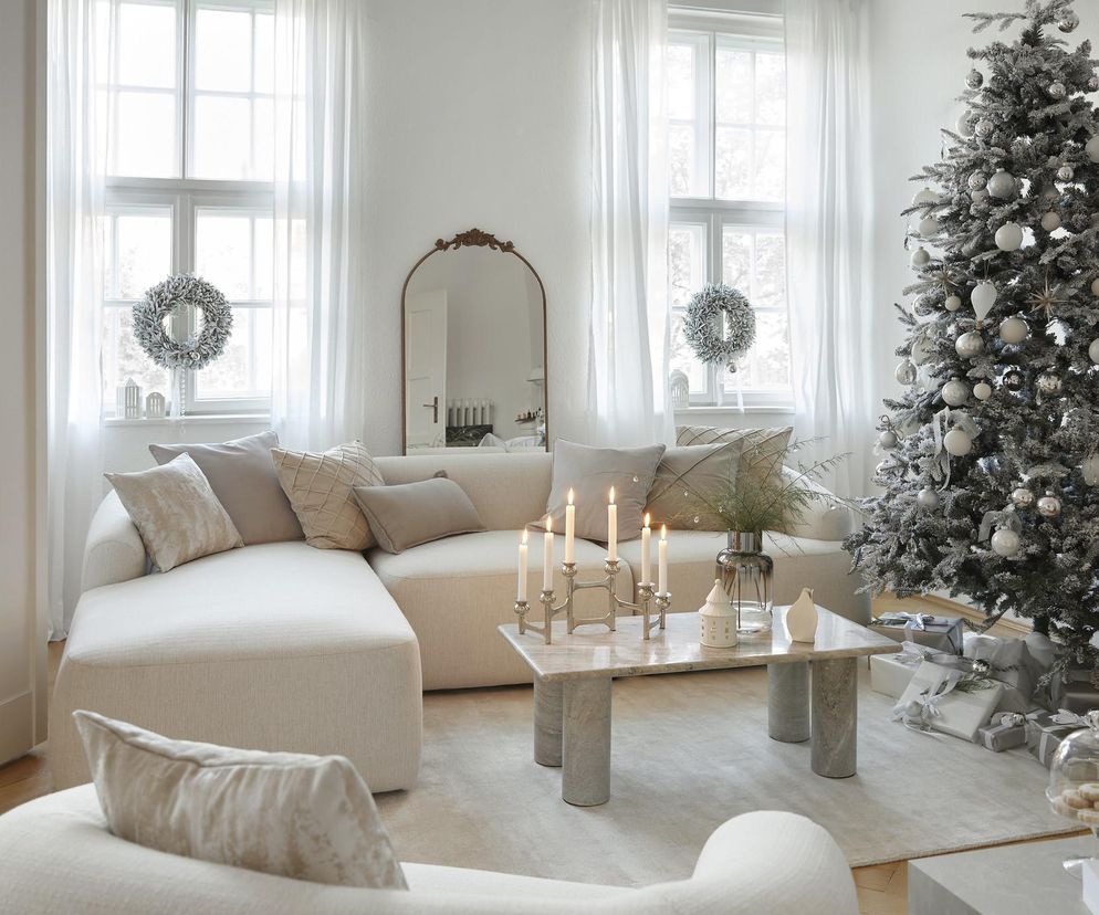 Co powiesić w oknie na Boże Narodzenie? Jak ozdobić parapet na święta?