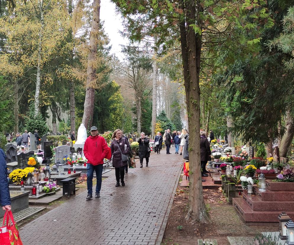 Kwesty na koszalińskim cmentarzu komunalnym w uroczystość Wszystkich Świętych
