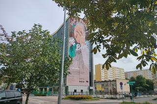 Legenda powróciła do Białegostoku. Słynny mural Wyślij pocztówkę dla babci oficjalnie odsłonięty