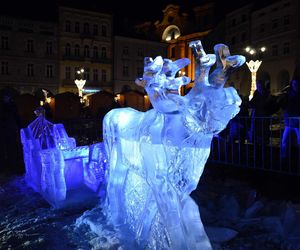 Rekordziści Guinnessa w rzeźbieniu w lodzie na przemyskim jarmarku świątecznym