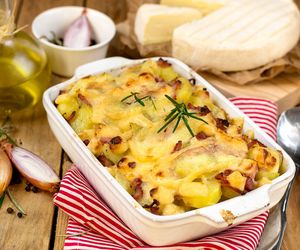 Tartiflette, czyli zapiekana ziemniaczana we francuskim stylu. Przepis na aromatyczny i sycący obiad