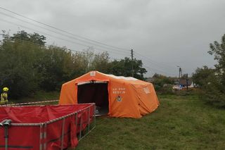 Dogaszanie pożaru hali produkcyjnej w Czeladzi