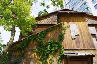 Drewniany zabytkowy dom w centrum Białegostoku. To część Kwartału Kaczorowskiego przy ul. Mazowieckiej