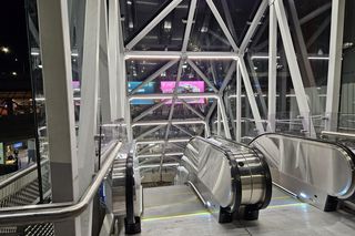 Schody ruchome na dworcu w Krakowie po uruchomieniu