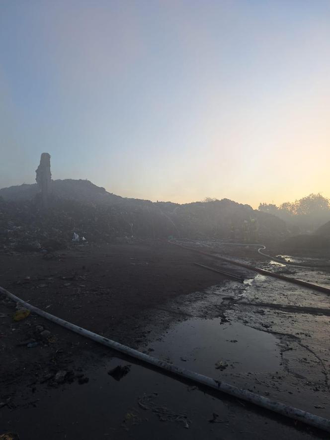 Ogromny pożar na terenie zakładu recyklingu odpadów w Rawiczu