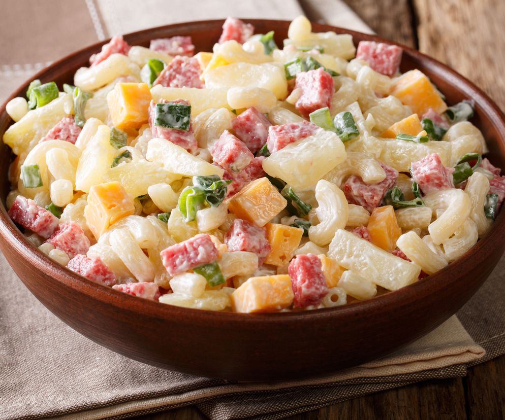 Makaronowa sałatka z szynką, ananasem i serem 