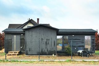 Dom modułowy całoroczny - ekspresowy w budowie dom z paczki. Ile kosztuje? Jak wygląda budowa?
